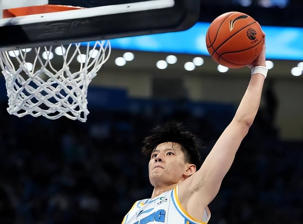 球员们在篮球场上发挥出色，屡破难关