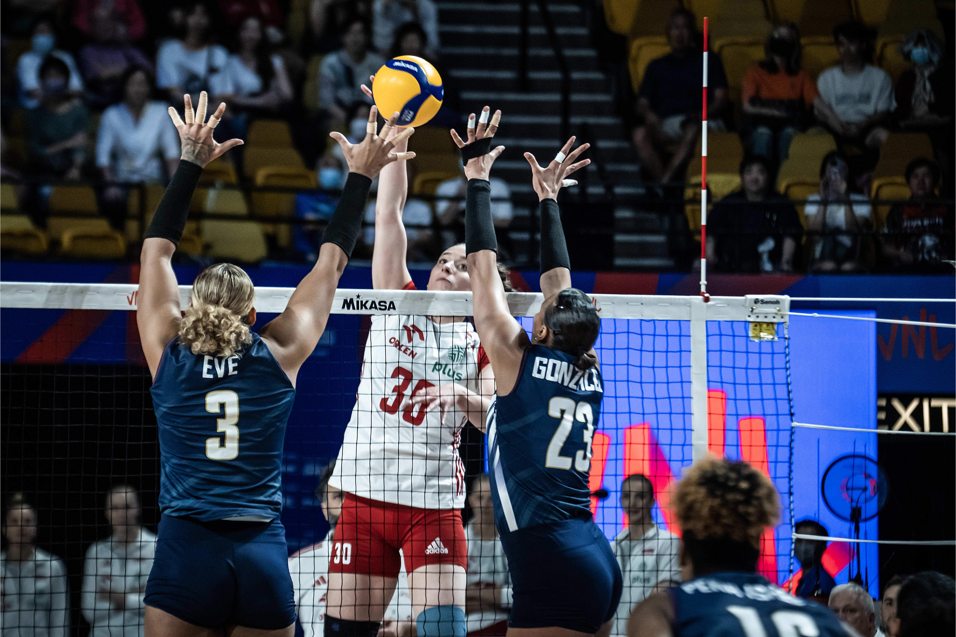 开云体育官网-包含英格兰险胜厄瓜多尔，黑山大胜多米尼加之战的词条