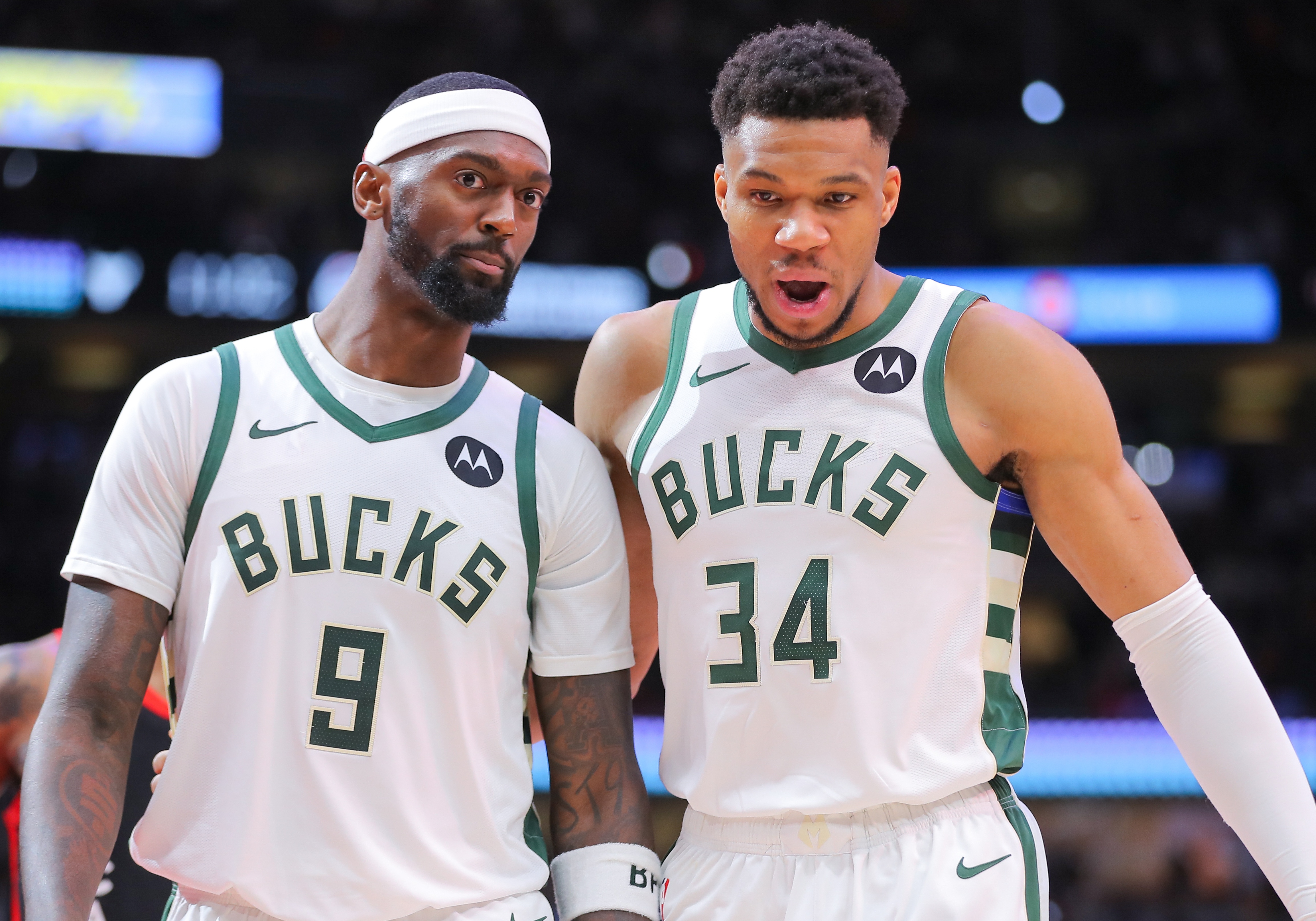 年轻球员表现抢眼率领球队取胜