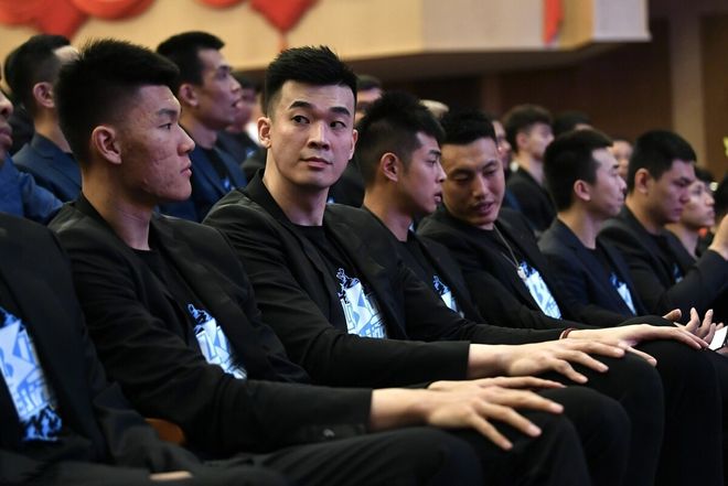 各路豪强争相夺冠，竞争日益激烈的简单介绍